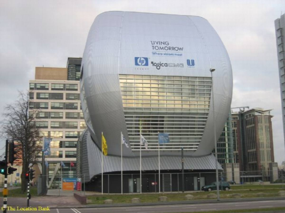 Moderne steel building
