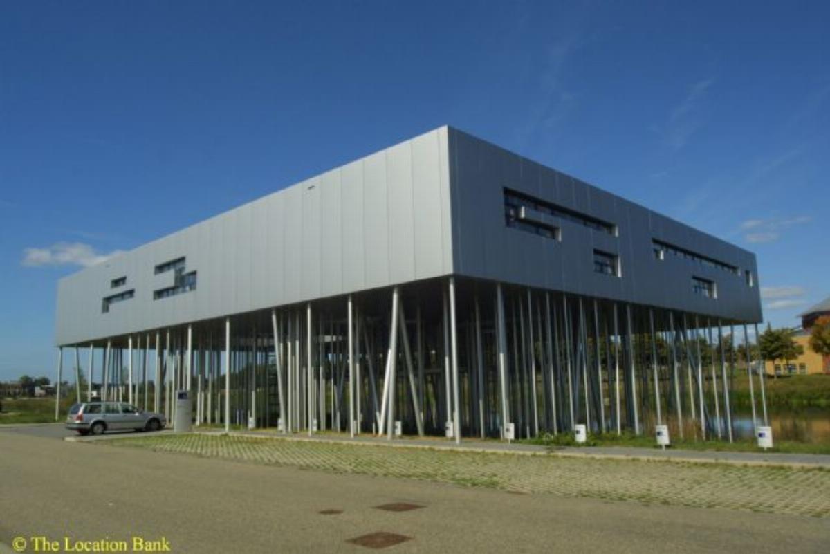 Modern High Tech alluminium gebouw op palen