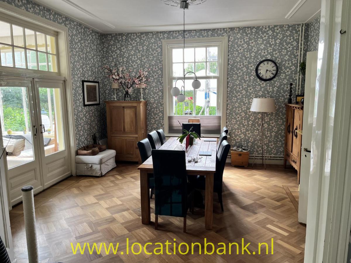 woonkamer met parketvloer