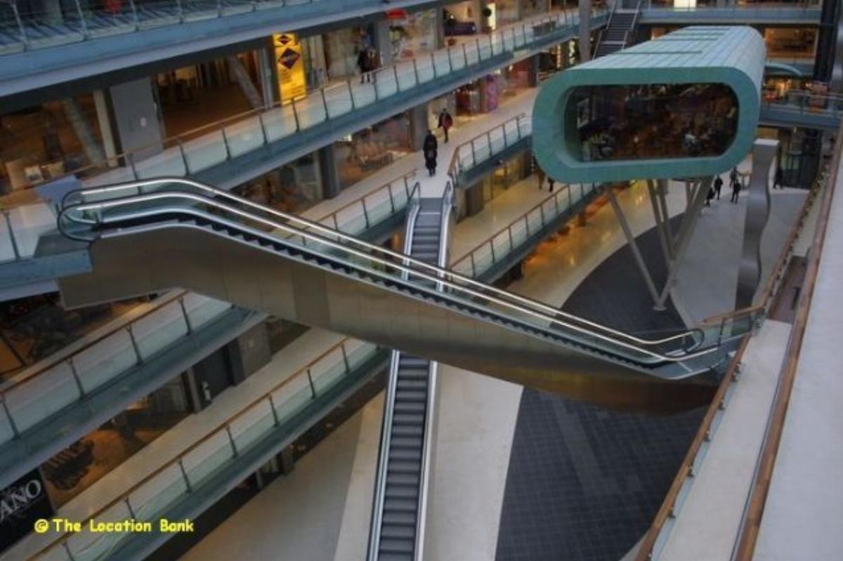 Modern overdekt winkelcentrum met roltrappen