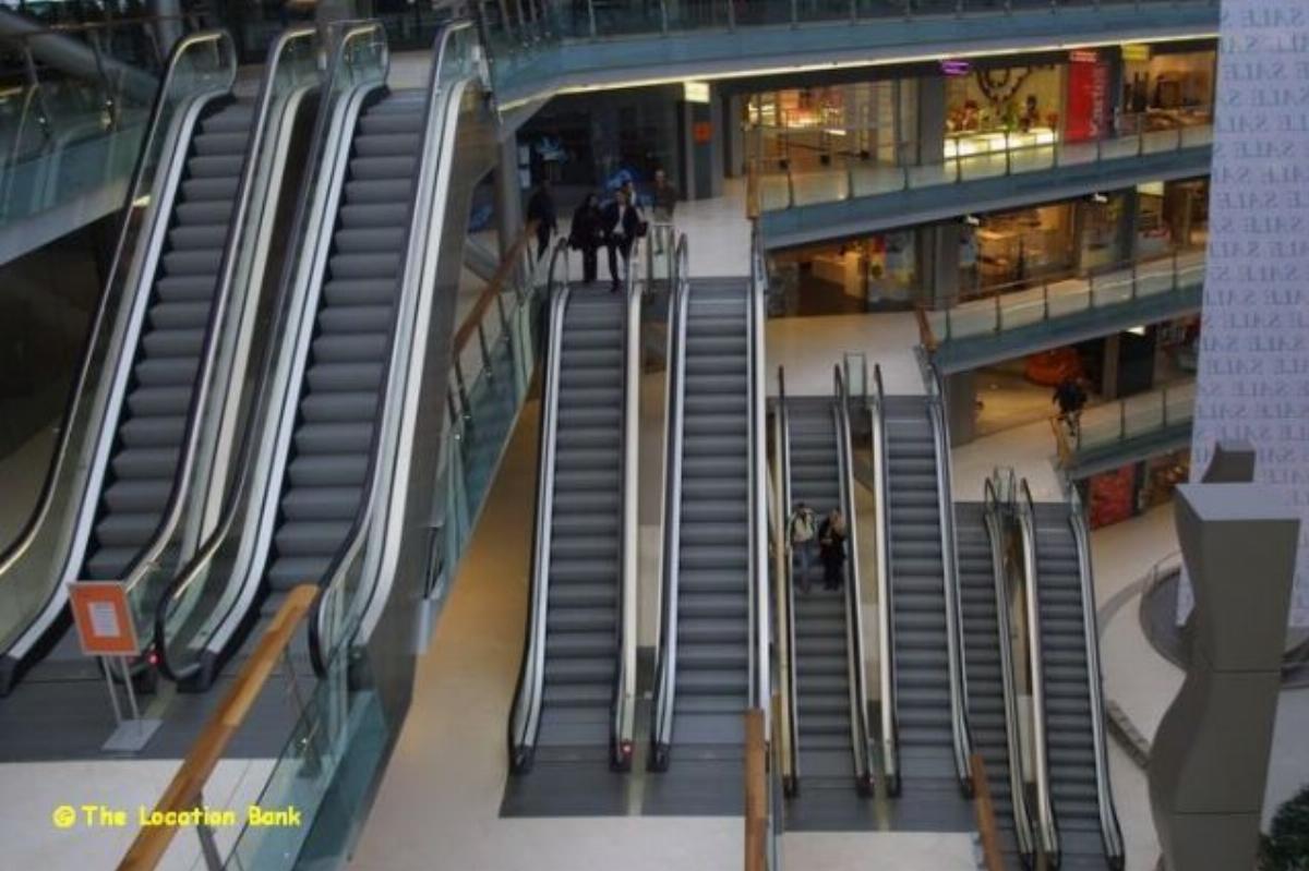 Modern overdekt winkelcentrum met roltrappen