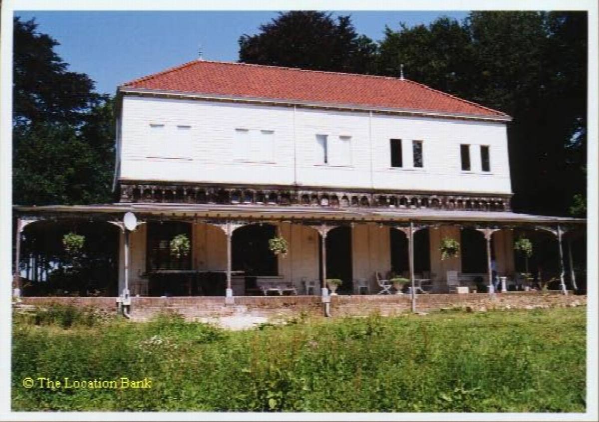 Colonial House / Villa