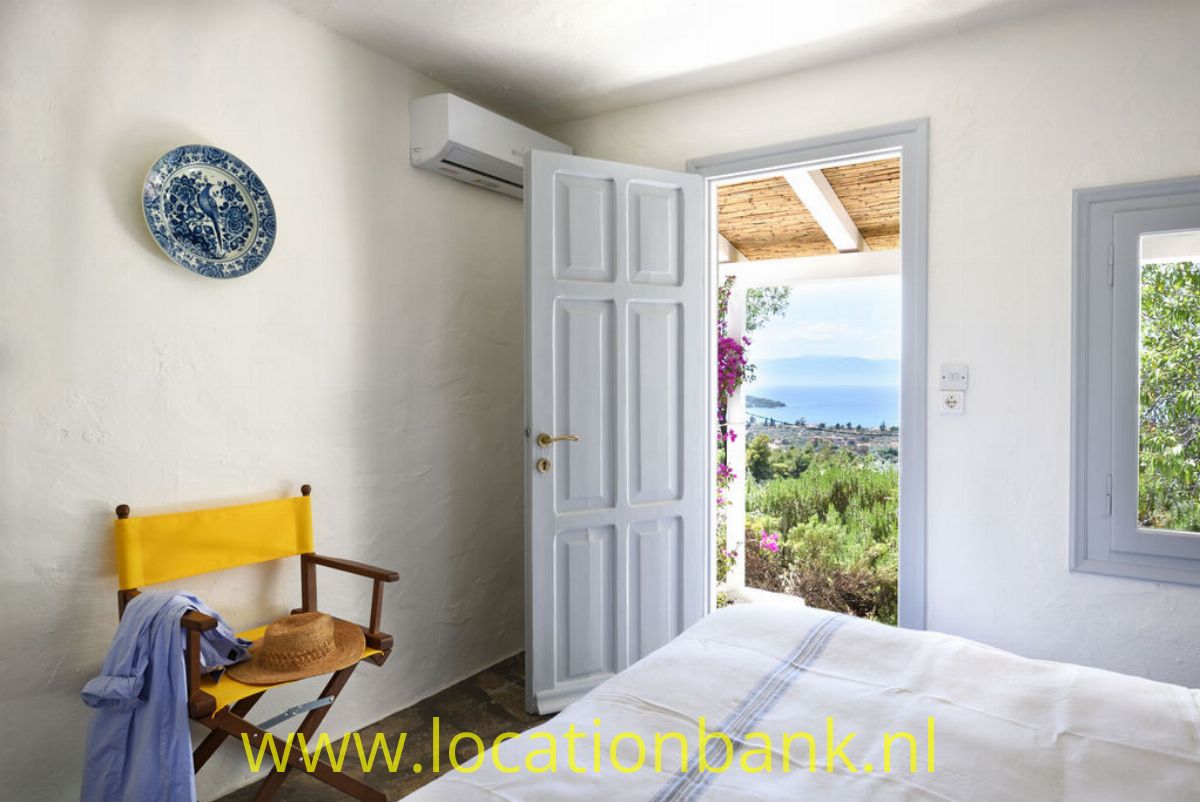 Master bedroom met see view