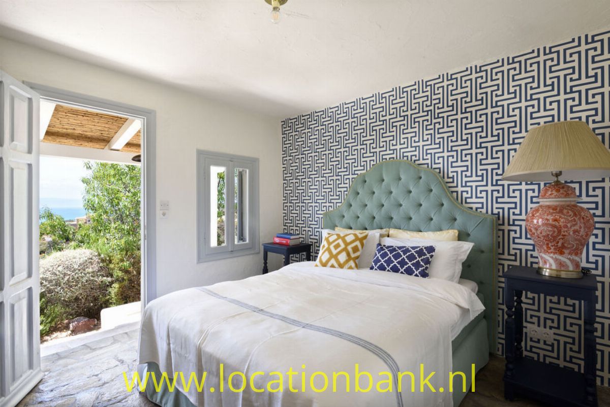 Master bedroom met see view