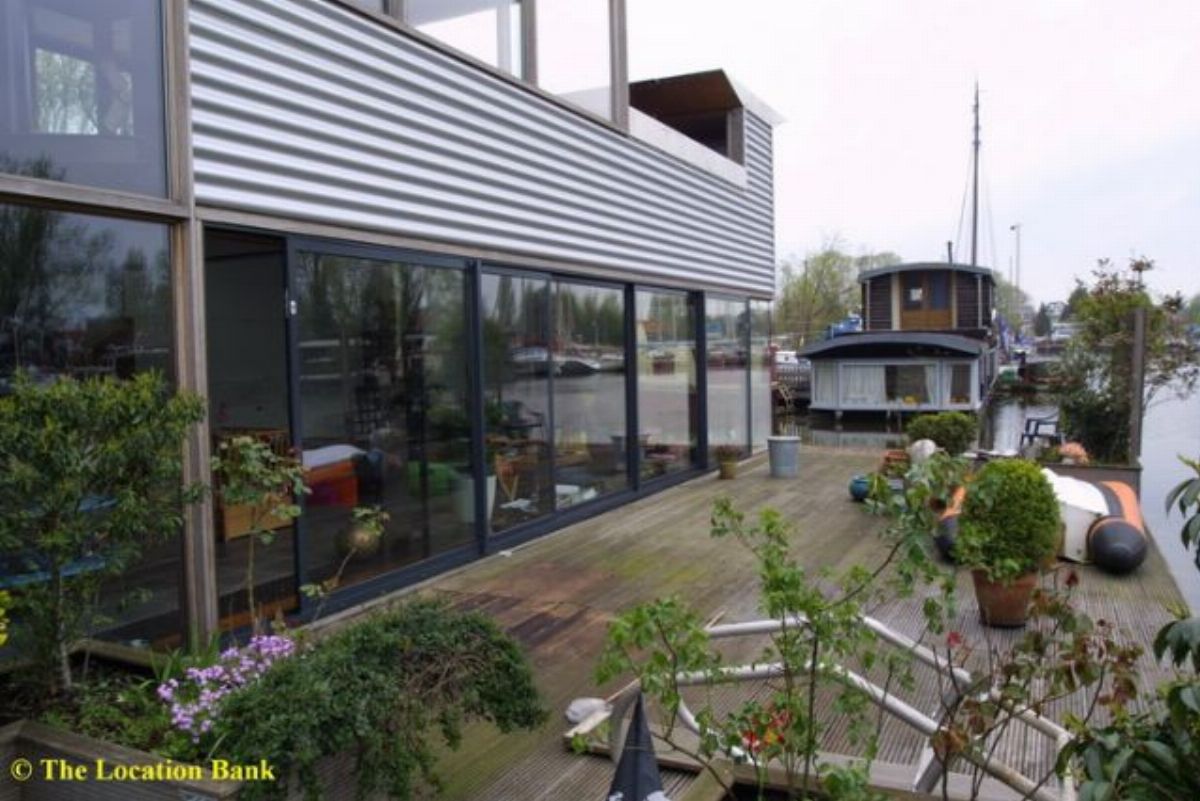 Moderne High Tech woonboot