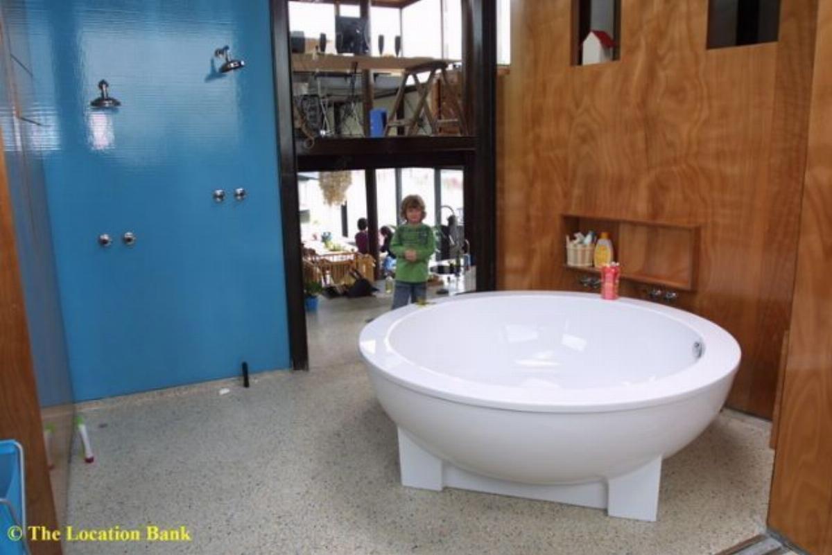 Moderne open badkamer met rond bad