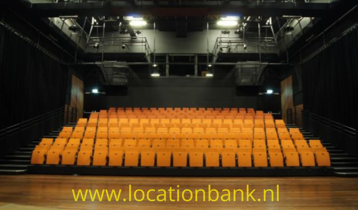 Theaterzaal gezien vanaf de houten theatervloer. 185 zitplaatsen, uit te breiden met losse stoelen naar 220.