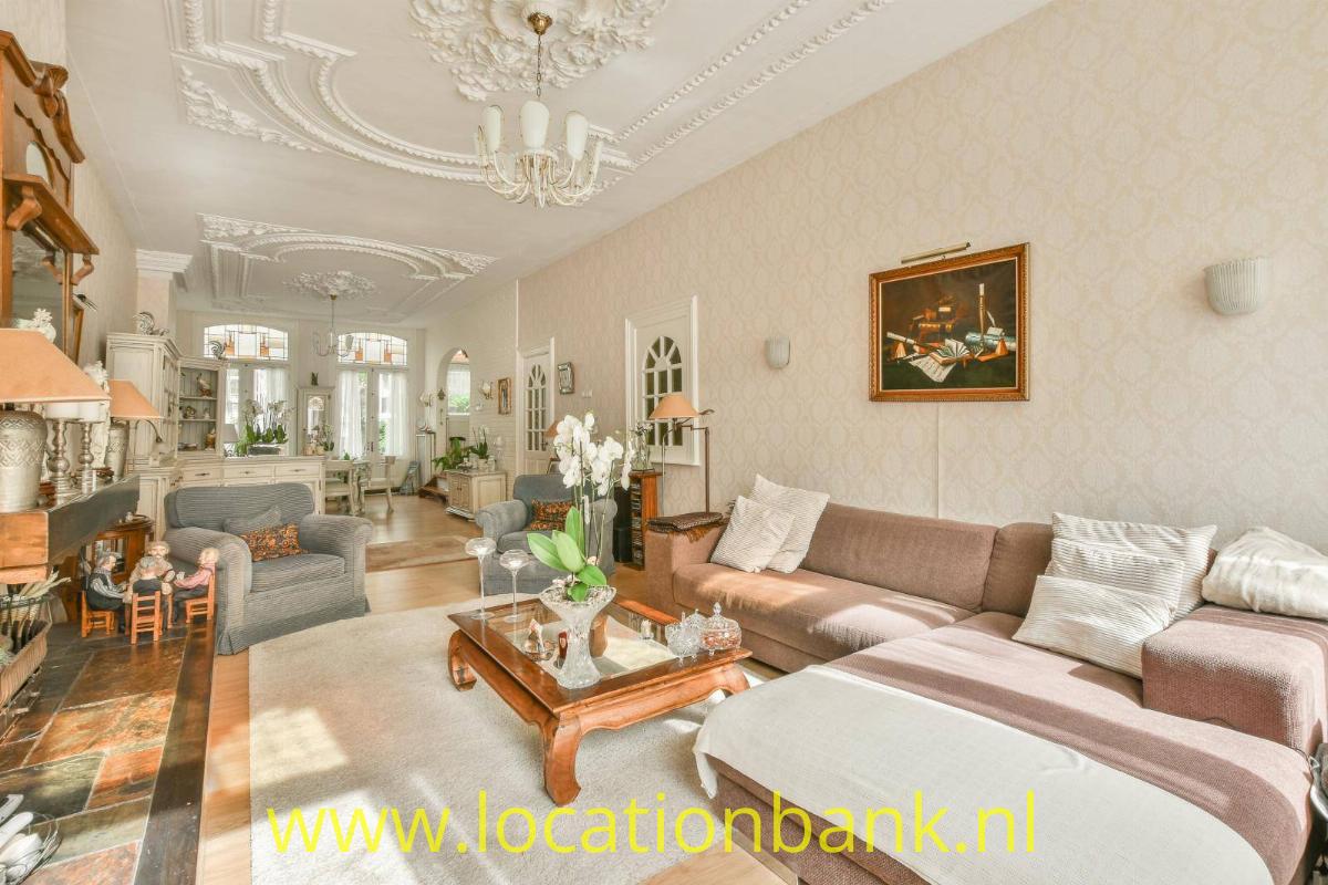 woonkamer met ornamenten plafond