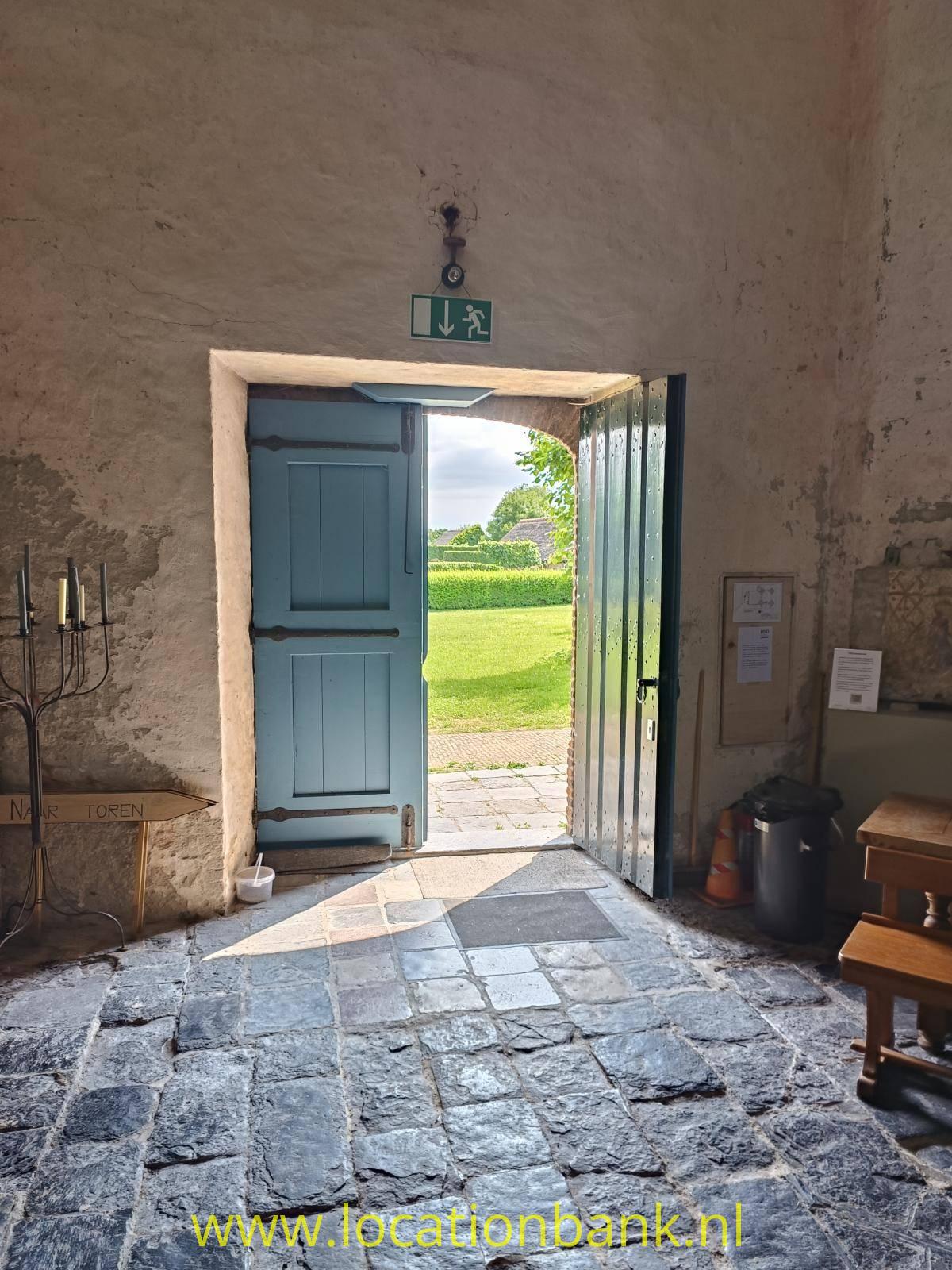 Entree deur kerktoren en kerkzaal