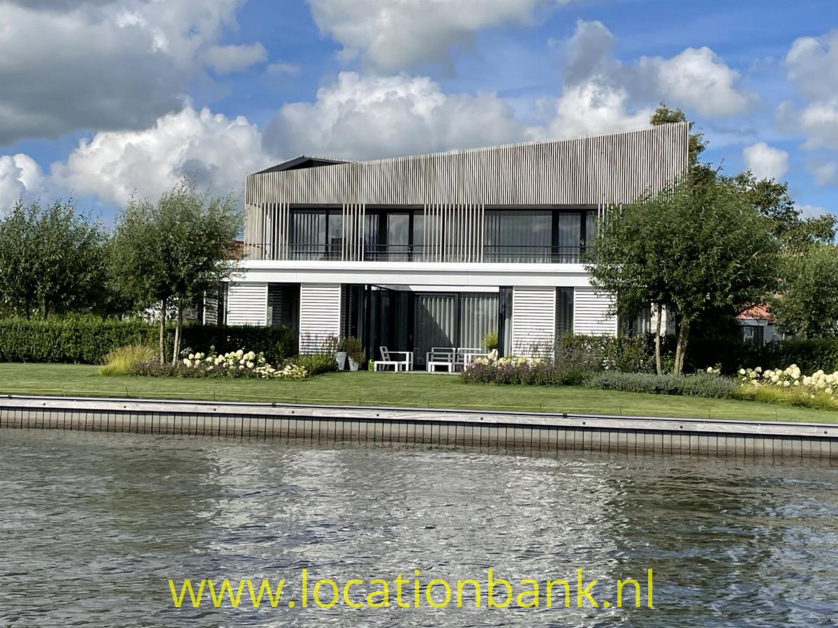 moderne villa aan het water