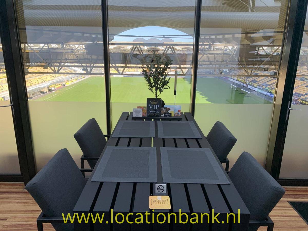 Skybox met volledig zicht op het speelveld van Roda JC