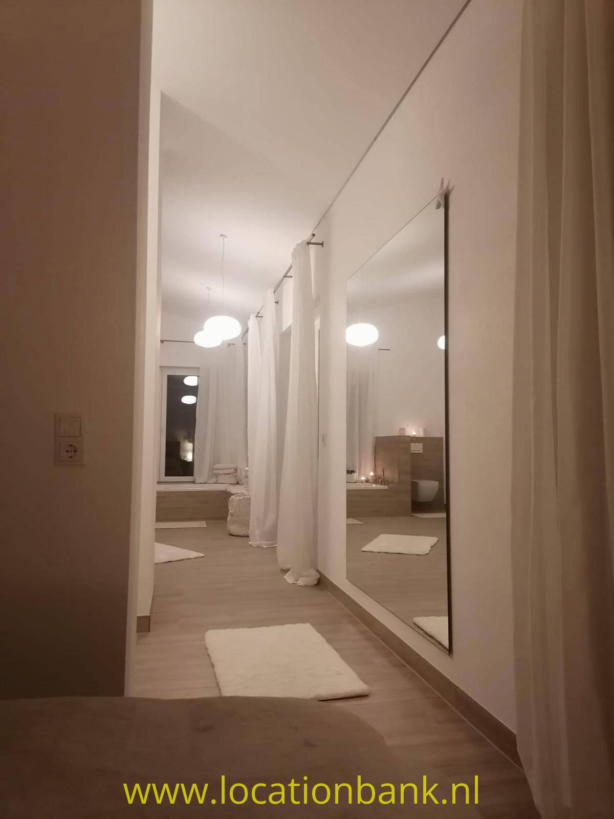 Offener Übergang vom Schlafzimmer ins Bad