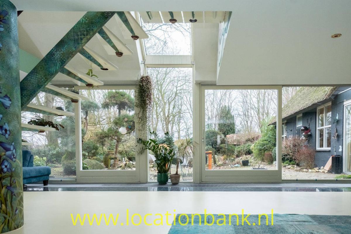 Woonkamer met glazen wand en schuifdeuren