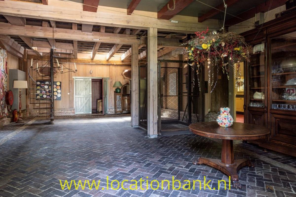 Binnenzijde. Begane grond. Direct achter entree deuren.