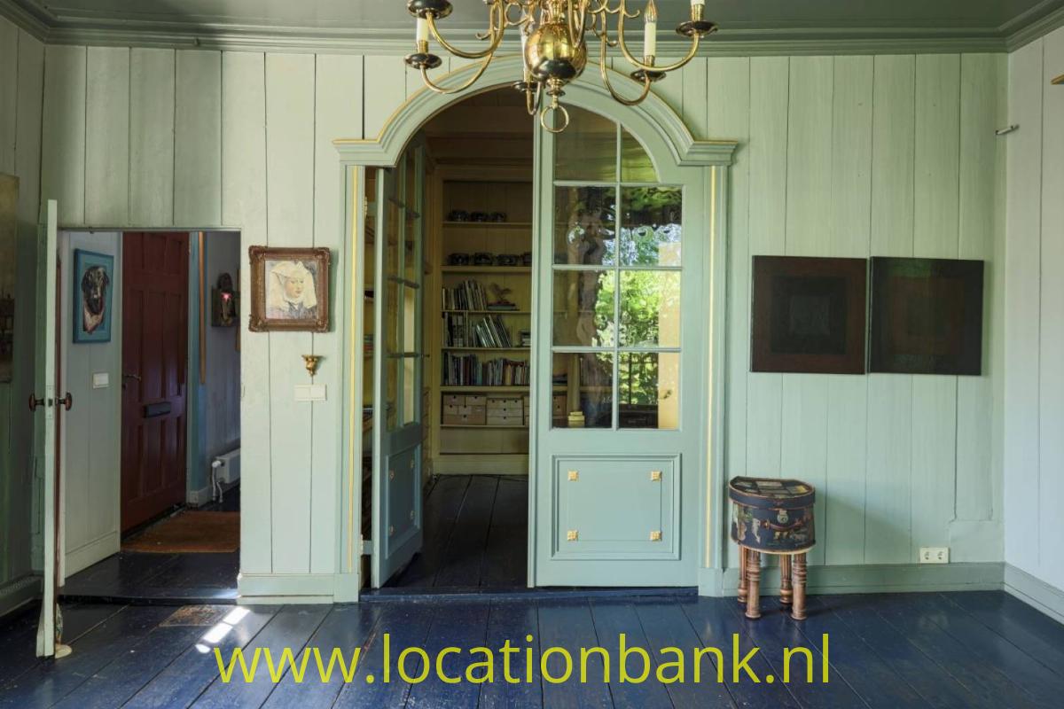 Monumentale opkamer met doorkijk naar bibliotheek.
