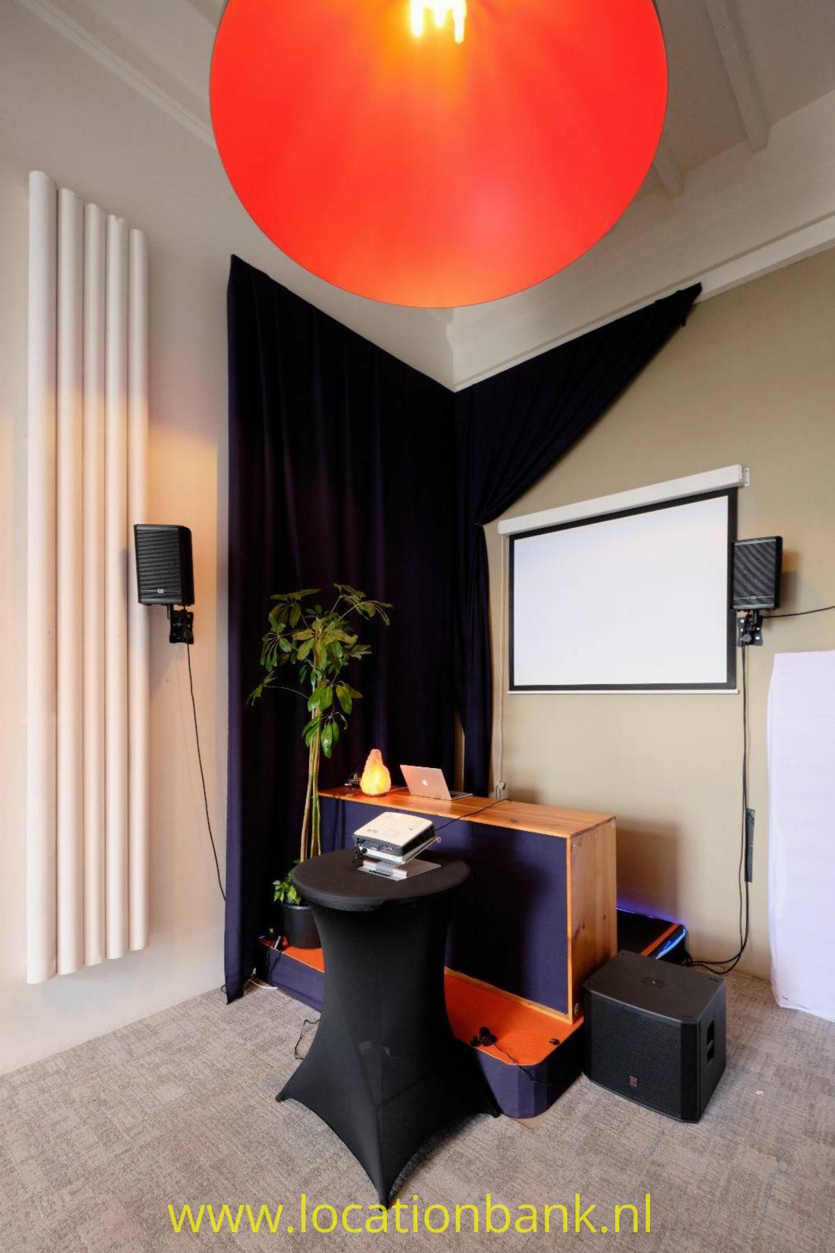 Made Atelier Event Space - Podium met projector