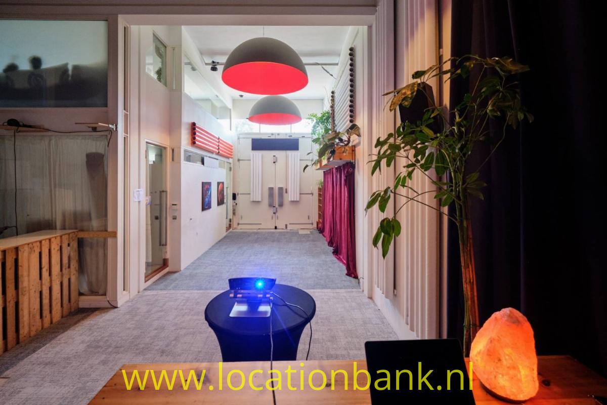 Made Atelier Event Space - Podium met projector