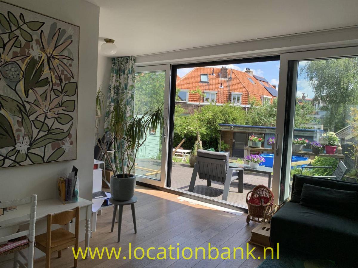 woonkamer met schuifdeuren naar de tuin