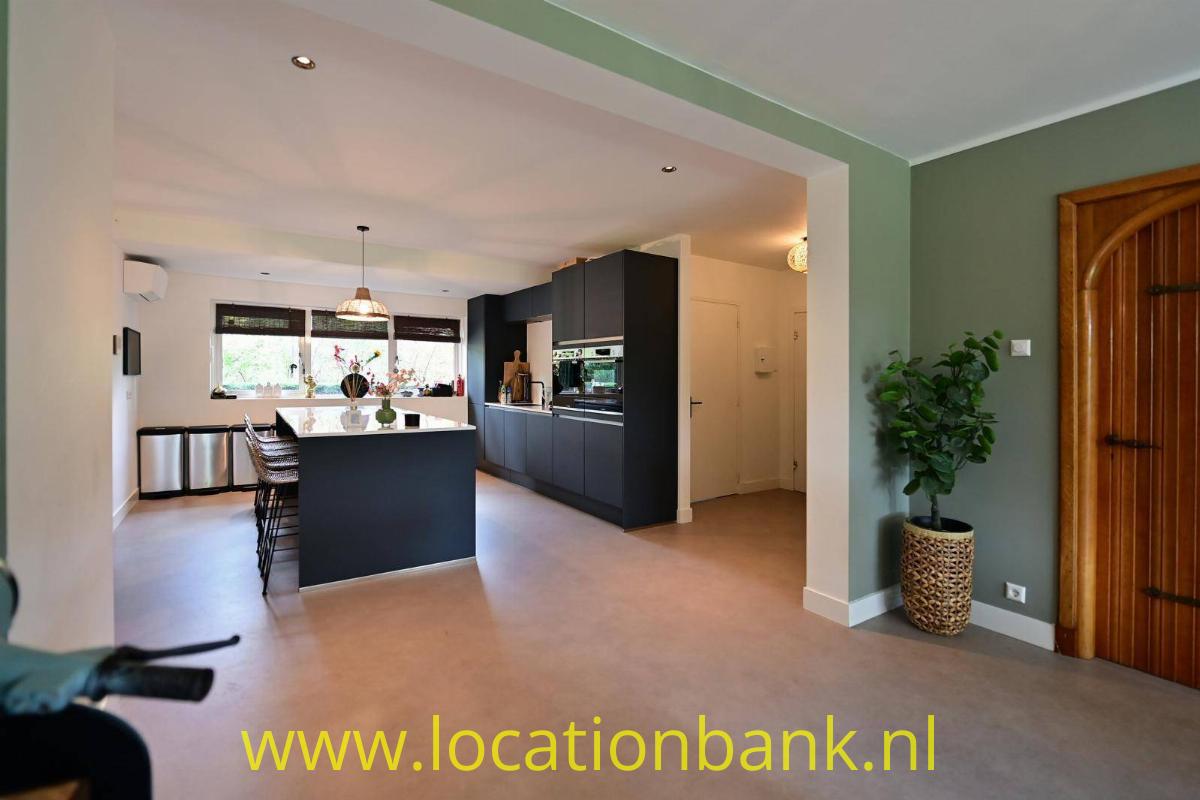 ruime keuken met kookeiland