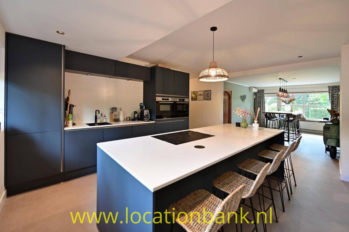 keuken met bar en kookeiland