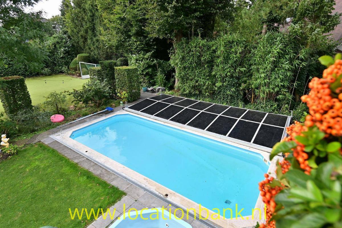 prive zwembad met zonnepanelen