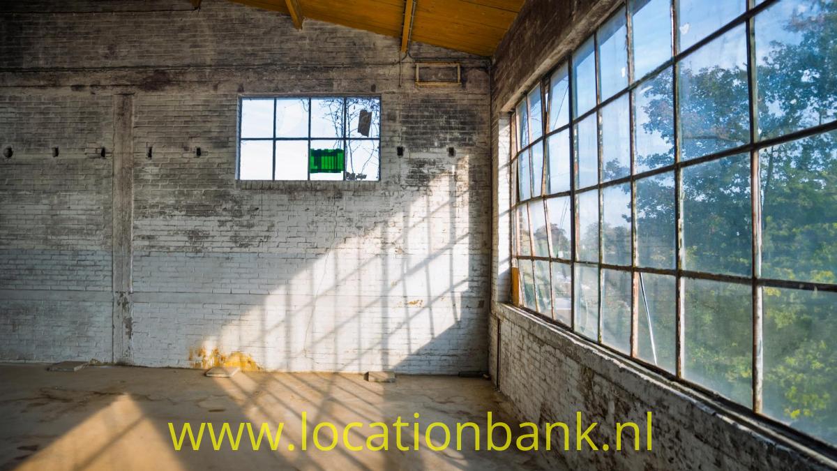 Urbex 1: oude industriële ruimtes op de derde verdieping, met invallend daglicht door grote ramen aan weerszijden van het gebrouw.