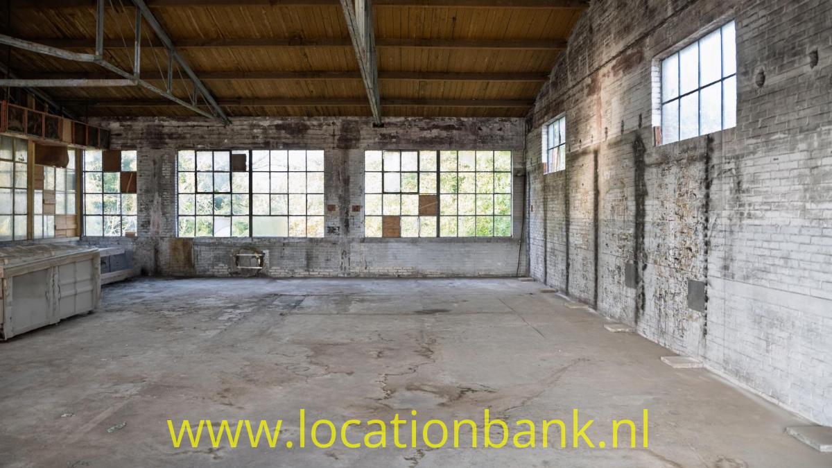 Urbex 1: oude industriële ruimtes op de derde verdieping, met invallend daglicht door grote ramen aan weerszijden van het gebrouw.