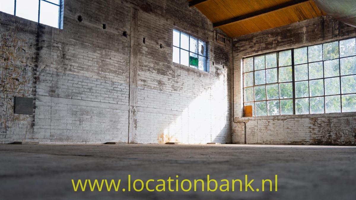 Urbex 1: oude industriële ruimtes op de derde verdieping, met invallend daglicht door grote ramen aan weerszijden van het gebrouw.