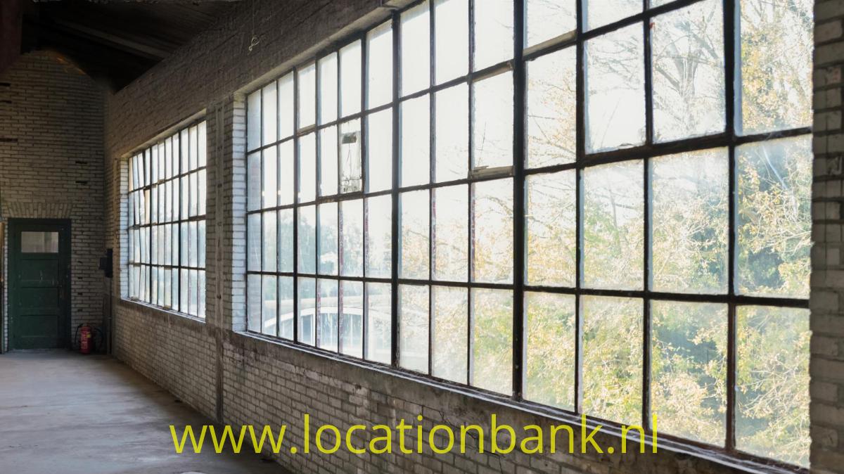 Urbex 1: oude industriële ruimtes op de derde verdieping, met invallend daglicht door grote ramen aan weerszijden van het gebrouw.