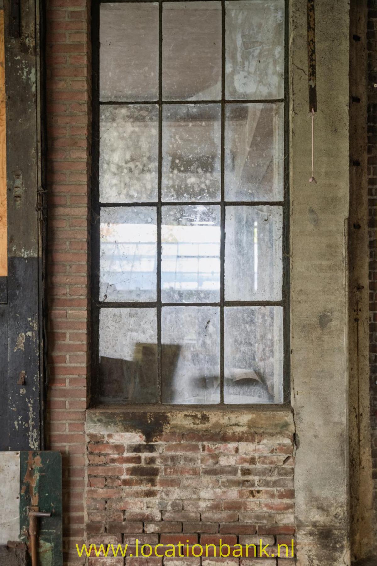 Urbex 2: Grote productiehal in de leerlooierij (begane grond) waar de tijd heeft stilgestaan.