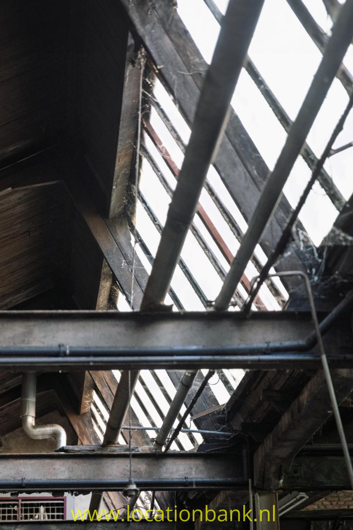 Urbex 2: Grote productiehal in de leerlooierij (begane grond) waar de tijd heeft stilgestaan.