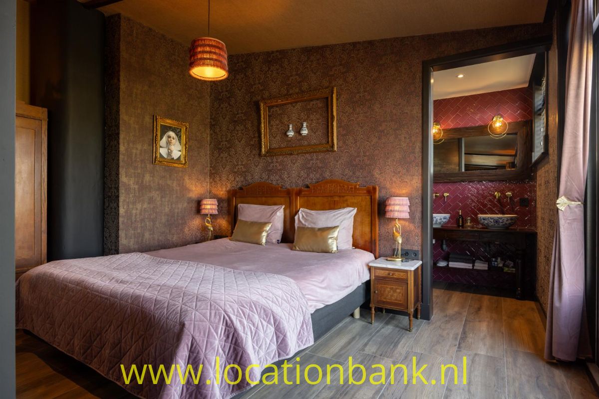 Slaapkamer met frans behang