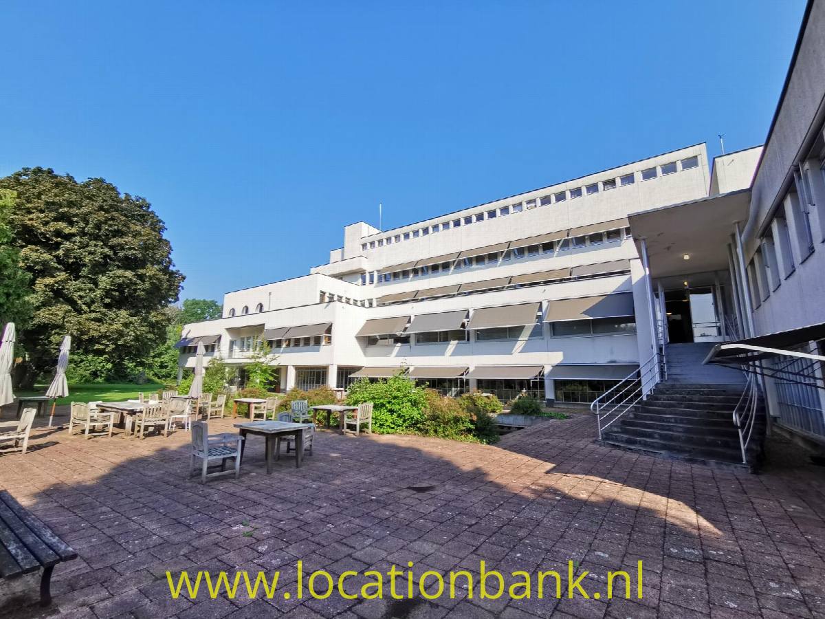 Modernistisch kantoor gebouw