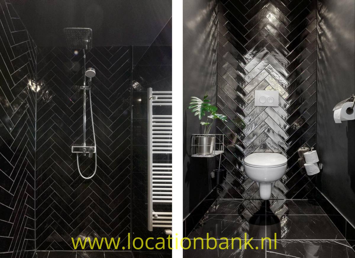 Schwarzes Badezimmer mit Fischgrätfliesen, einer Dusche, einer weißen Toilette und einem weißen Handtuchheizkörper.