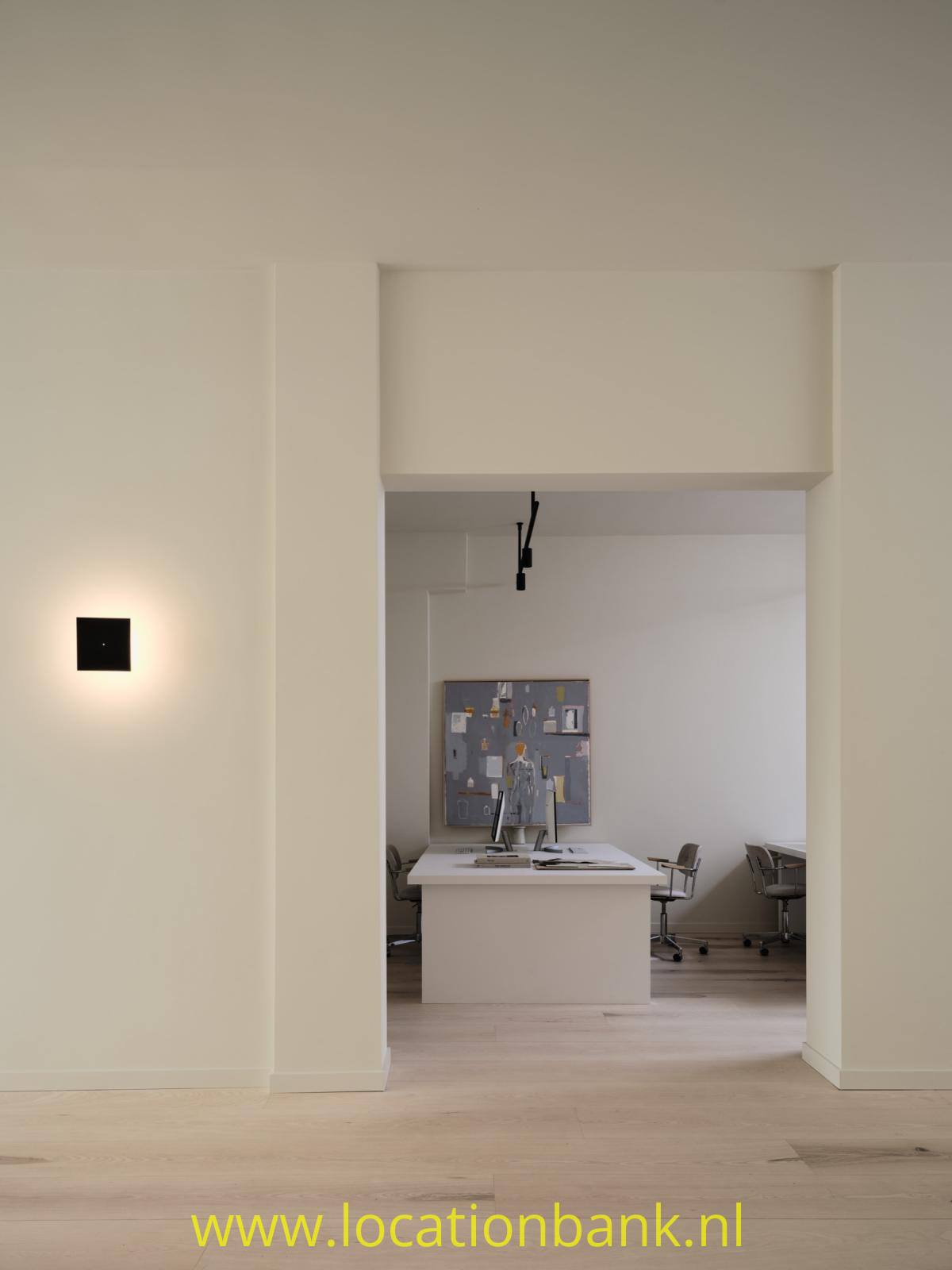 Schöner Blick in einen minimalistischen Büroraum