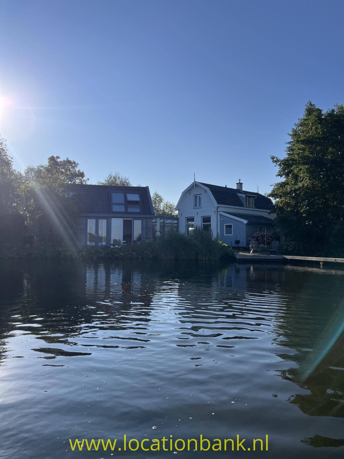 Blick aufs Haus vom Wasser mit Schilf am Ufer 