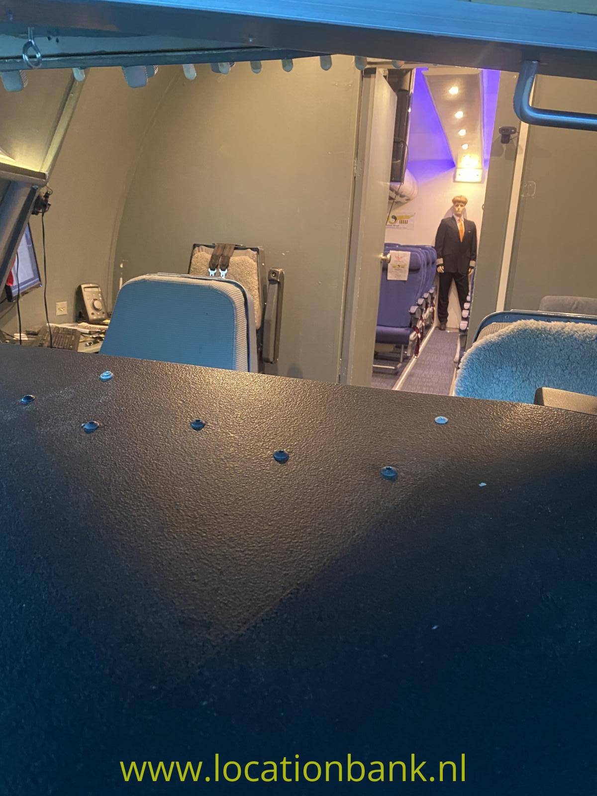 Cockpit Blau gepolsterte Sitze und eine Person sind in einem beleuchteten passagiere Cabine.