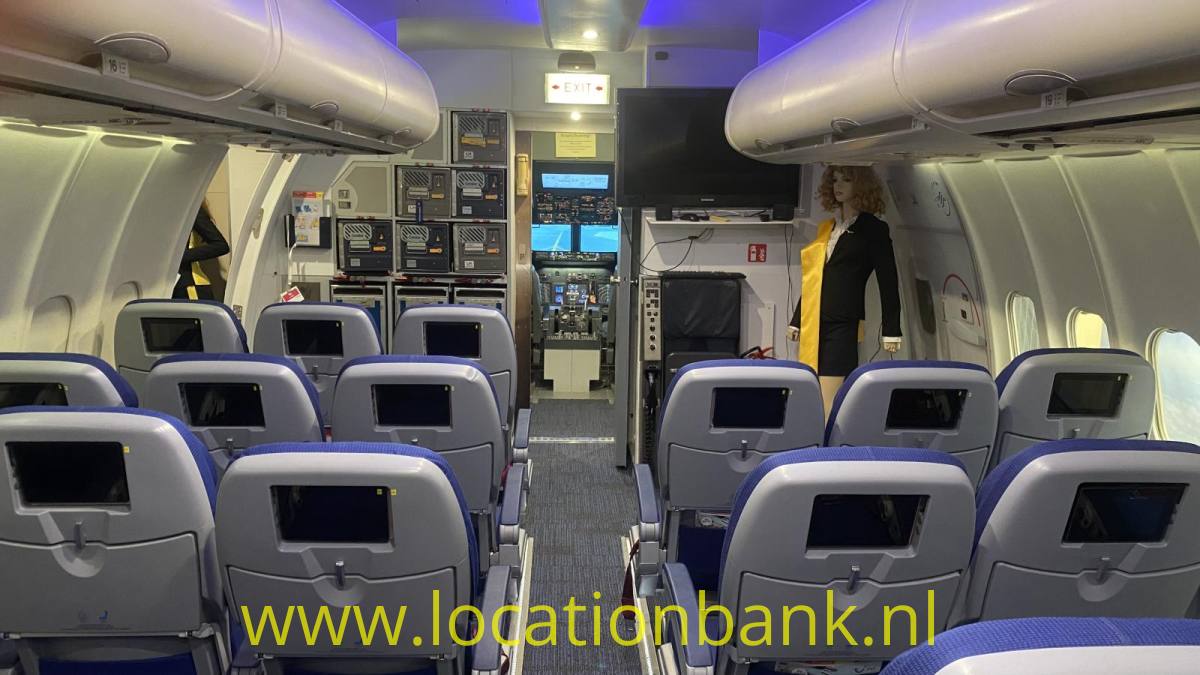 Flugzeugkabine mit Reihen blauer Passagiersitze