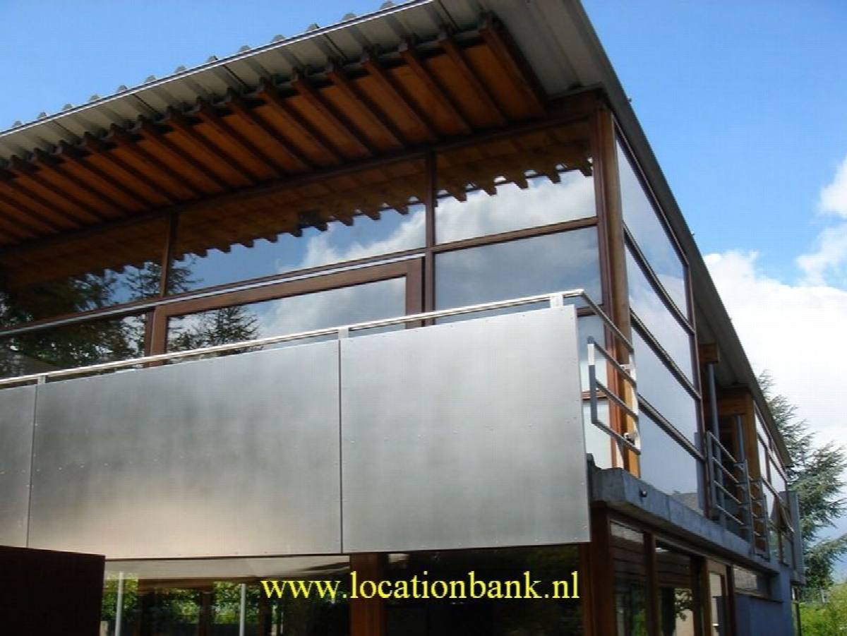 villa made of steel und glass