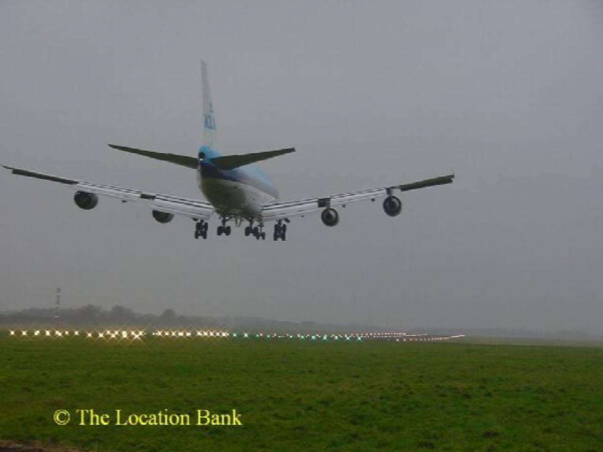 Flughafen With runway und air traffic control Tower