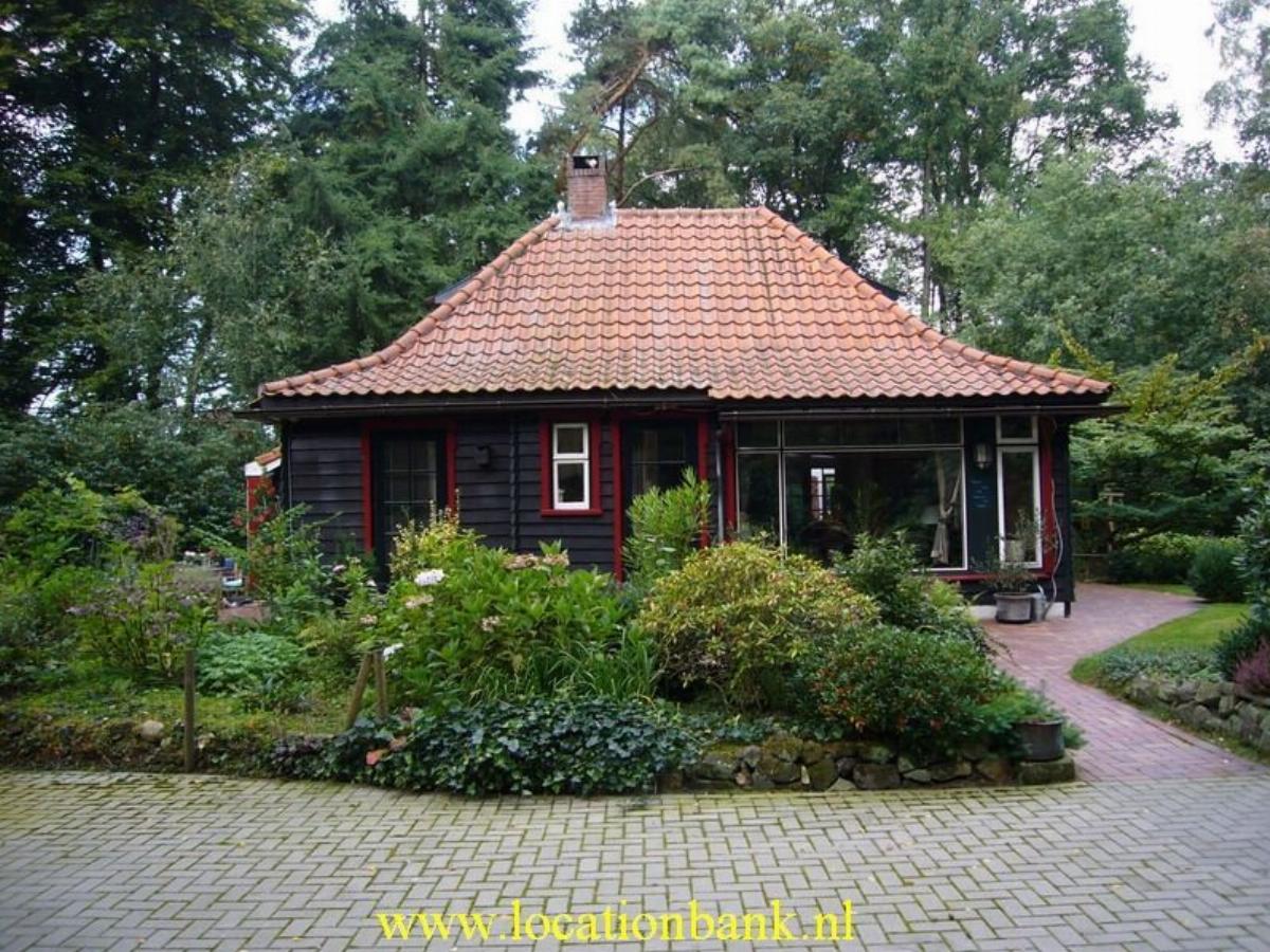 Jacht Huis in het bos met vijver