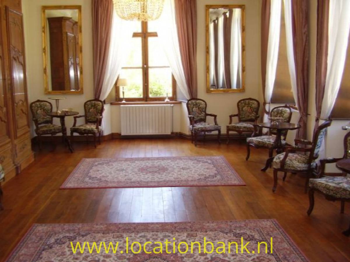 Big saloon mit Holzboden