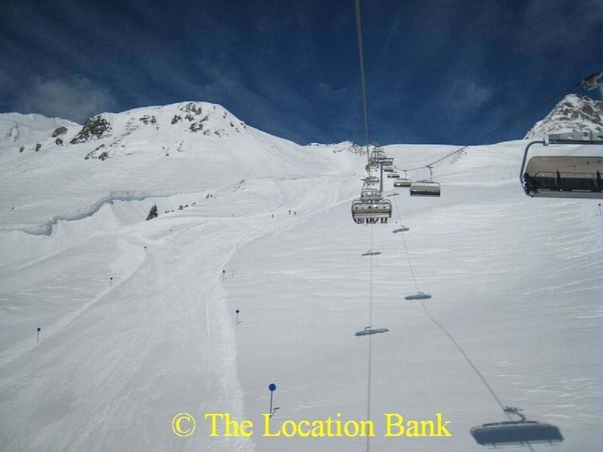 Ski run und ski lift in the mountains