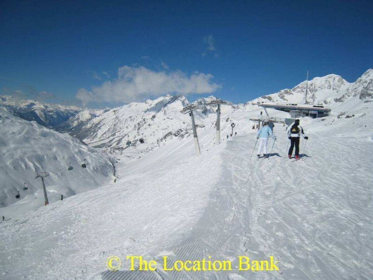 Ski run und ski lift in the mountains