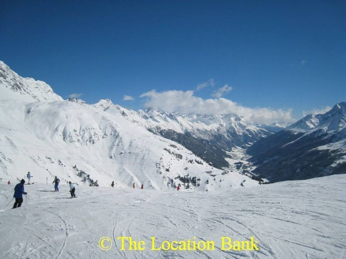 Ski run und ski lift in the mountains