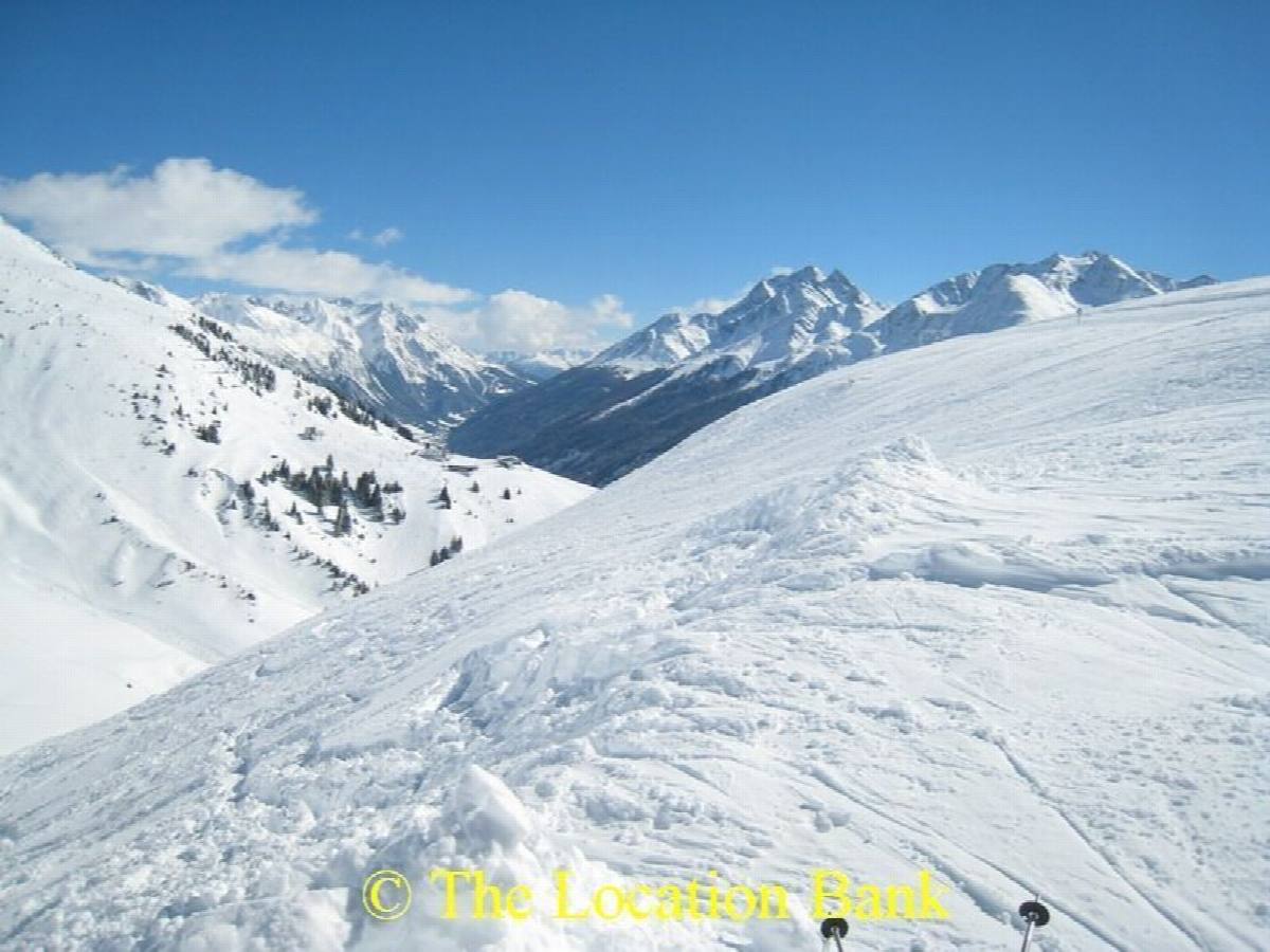 Ski run und ski lift in the mountains