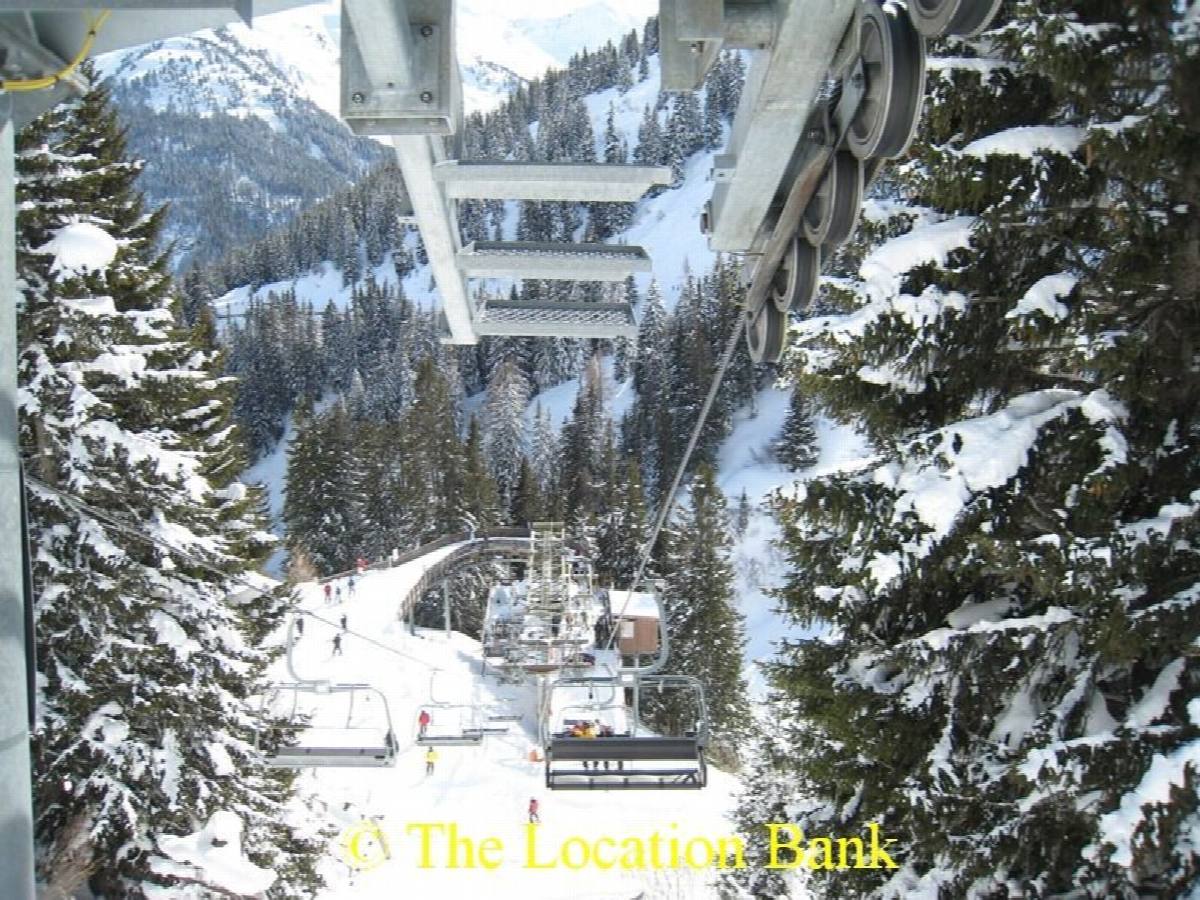 Ski run und ski lift in the mountains
