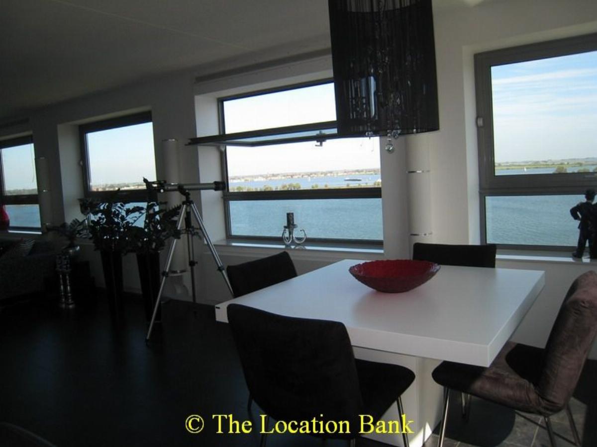 Moderne Loft en Appartement met uitzicht over water