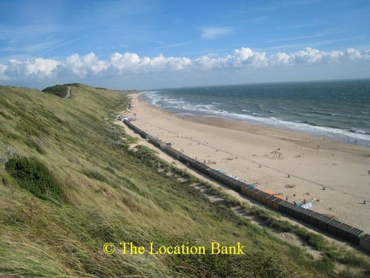 strand met zeer hoge duinen