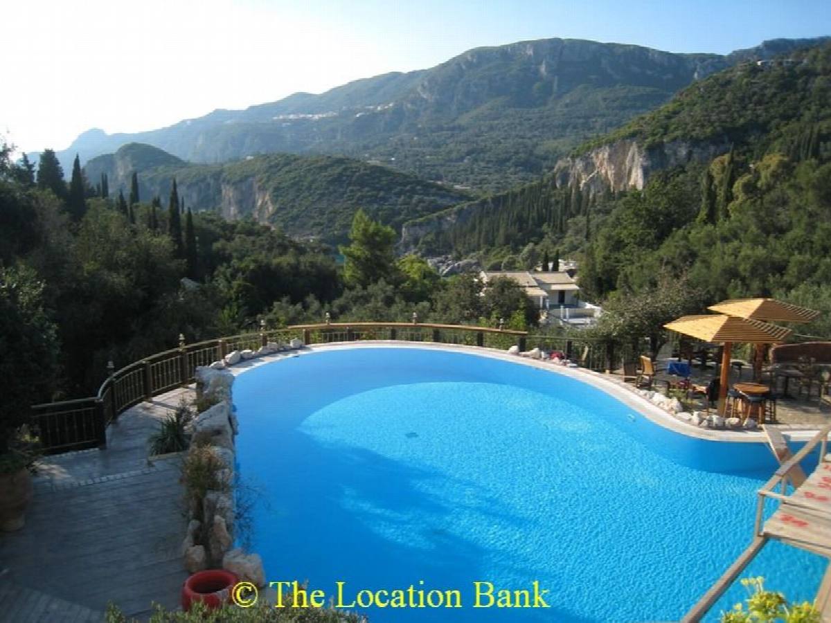 Swimming Pool und bar